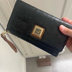 New Stone Mountain Elegant Black Embossed Women's Wallet